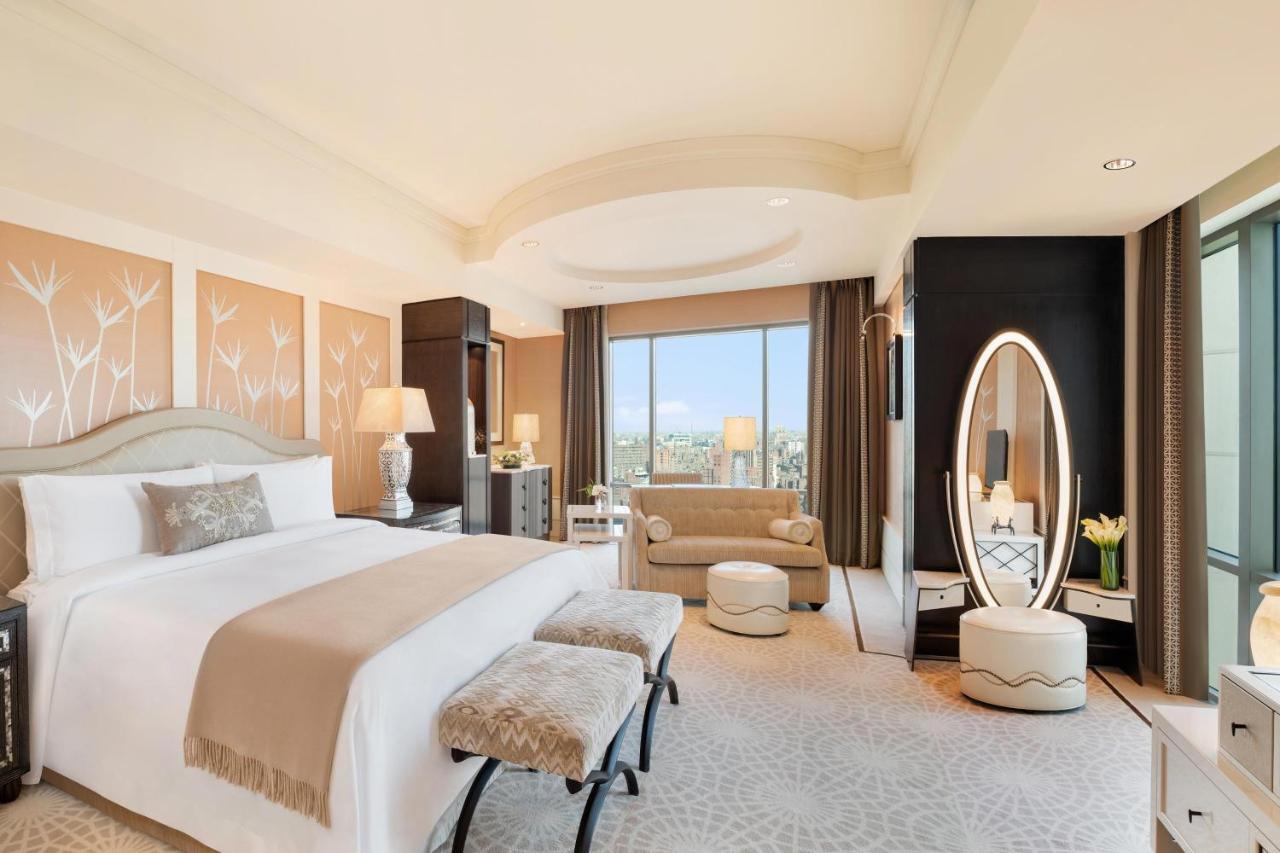 Hotel The St. Regis Kair Zewnętrze zdjęcie A bedroom at the Ritz-Carlton, DIFC
