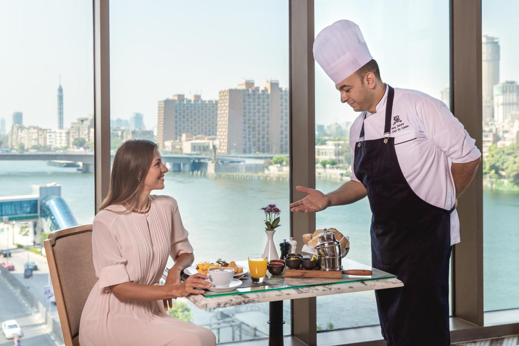 Hotel The St. Regis Kair Zewnętrze zdjęcie A chef serving a guest