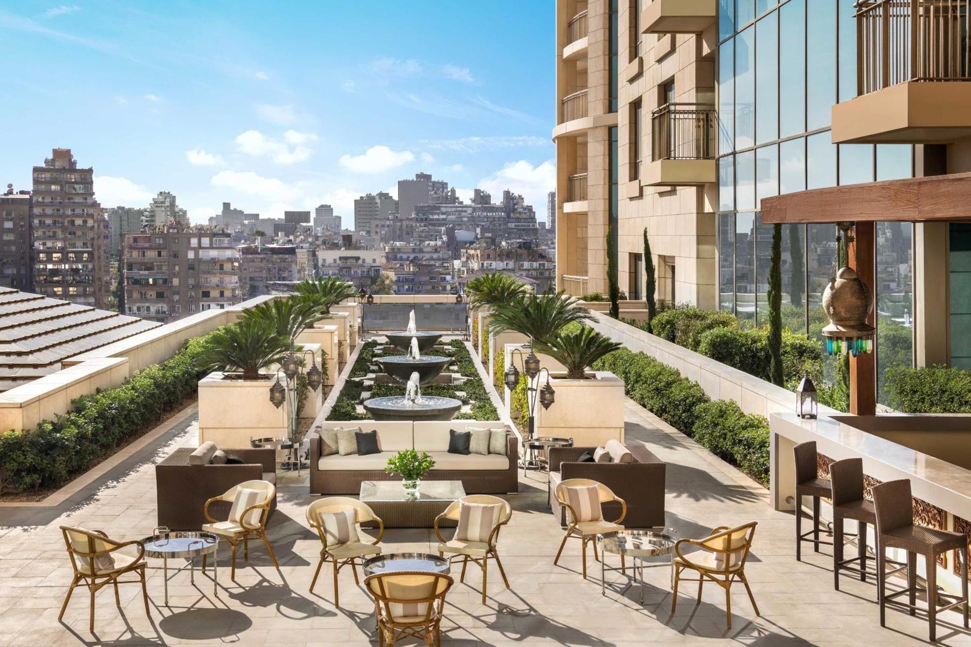 Hotel The St. Regis Kair Zewnętrze zdjęcie The rooftop pool at the Mandarin Oriental